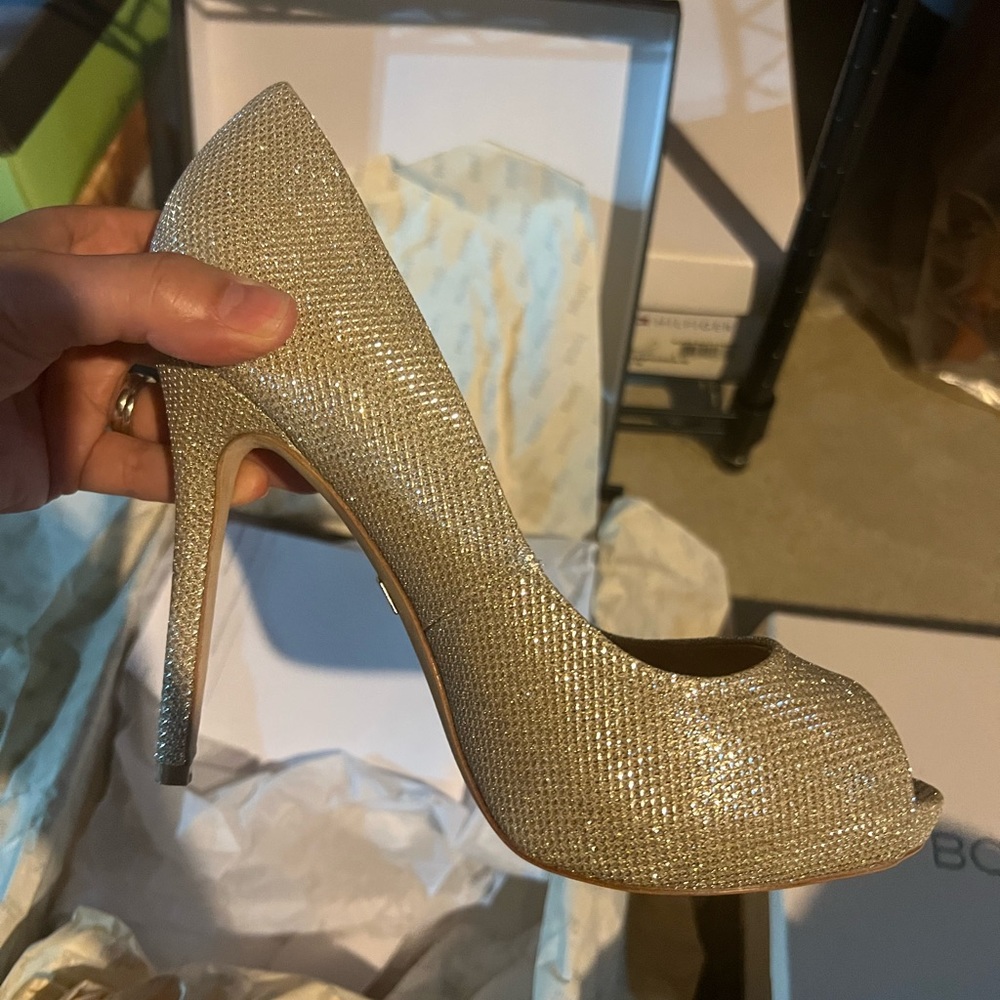 Badgley Mischka ponderosa, shimmery gold, size 7